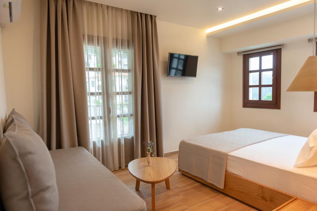 Postel nebo postele na pokoji v ubytování Thassos Inn