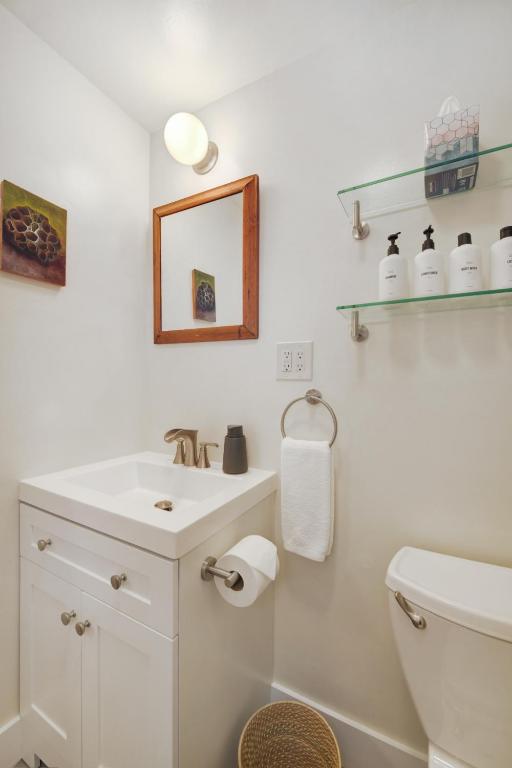 Ένα μπάνιο στο Boulder Guest House