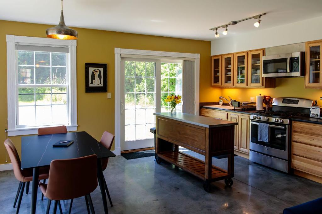 Køkken eller tekøkken på Dwntwn home, Prvt Rooftop and Soaking Tub!