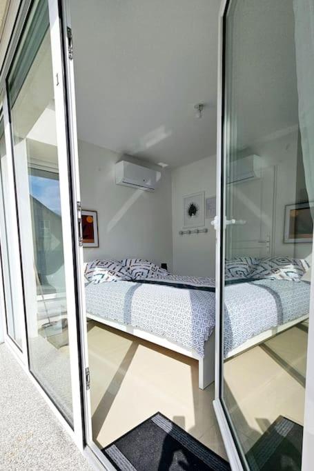 une petite chambre avec deux lits et une fenêtre dans l'établissement Studio 