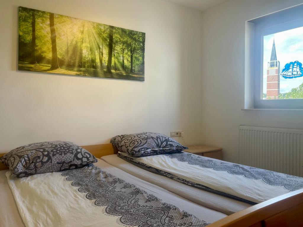Wunderschönes Apartment in der Goldstadt Pforzheim في بفورتسهايم: سرير في غرفة نوم مع صورة على الحائط