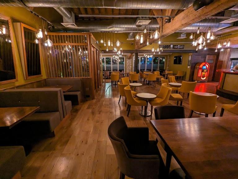 un restaurant avec des tables et des chaises dans une salle dans l'établissement Premium Mobilhome Grimaud, à Grimaud