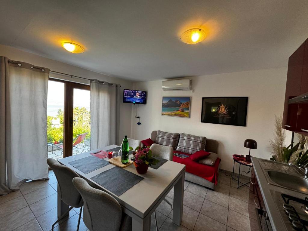 TV a/nebo společenská místnost v ubytování Perla Apartments Opatija - apartments with sea view