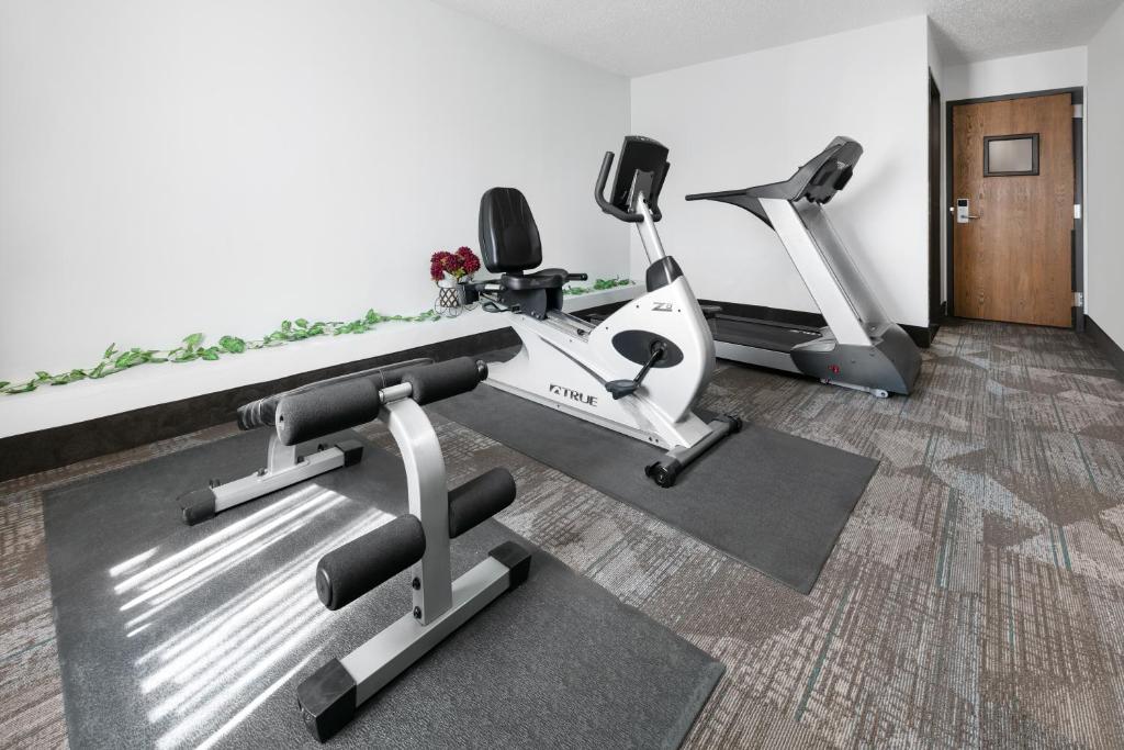 Fitness centrum a/nebo fitness zařízení v ubytování Super 8 by Wyndham Grapevine/DFW Airport Northwest