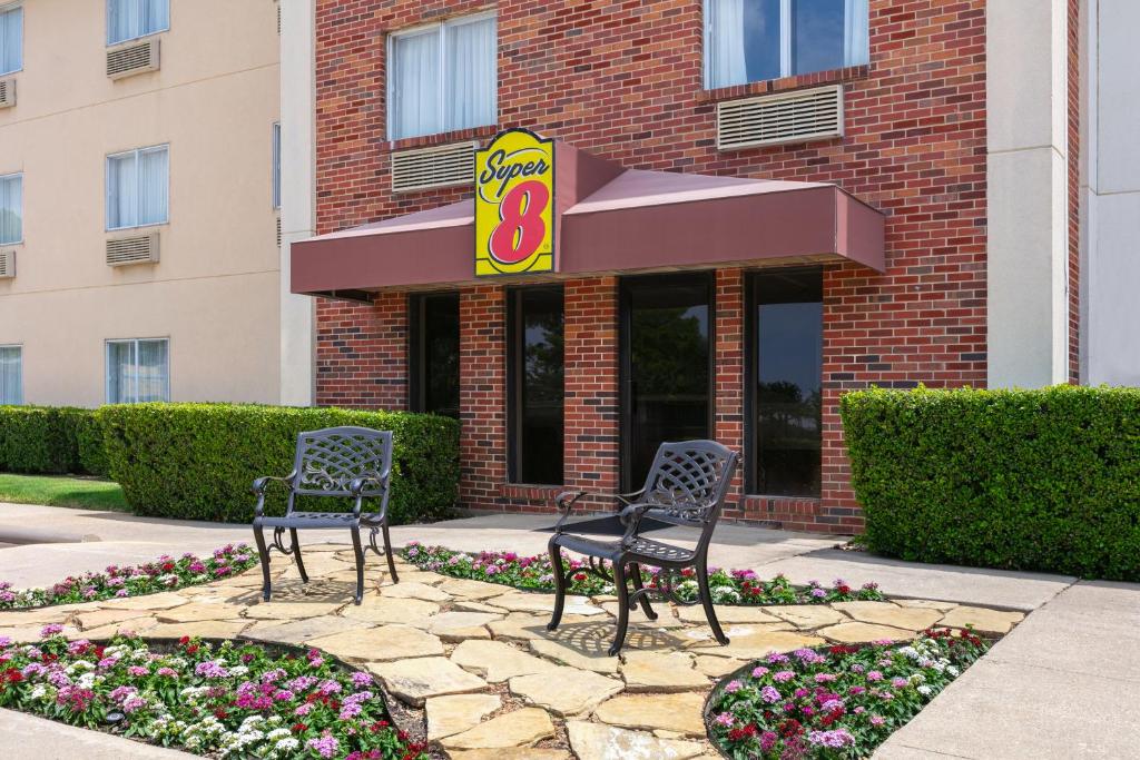 Super 8 by Wyndham Grapevine/DFW Airport Northwest photo