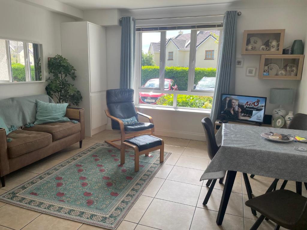 Posezení v ubytování Oranmore Apartment on the Wild Atlantic Way