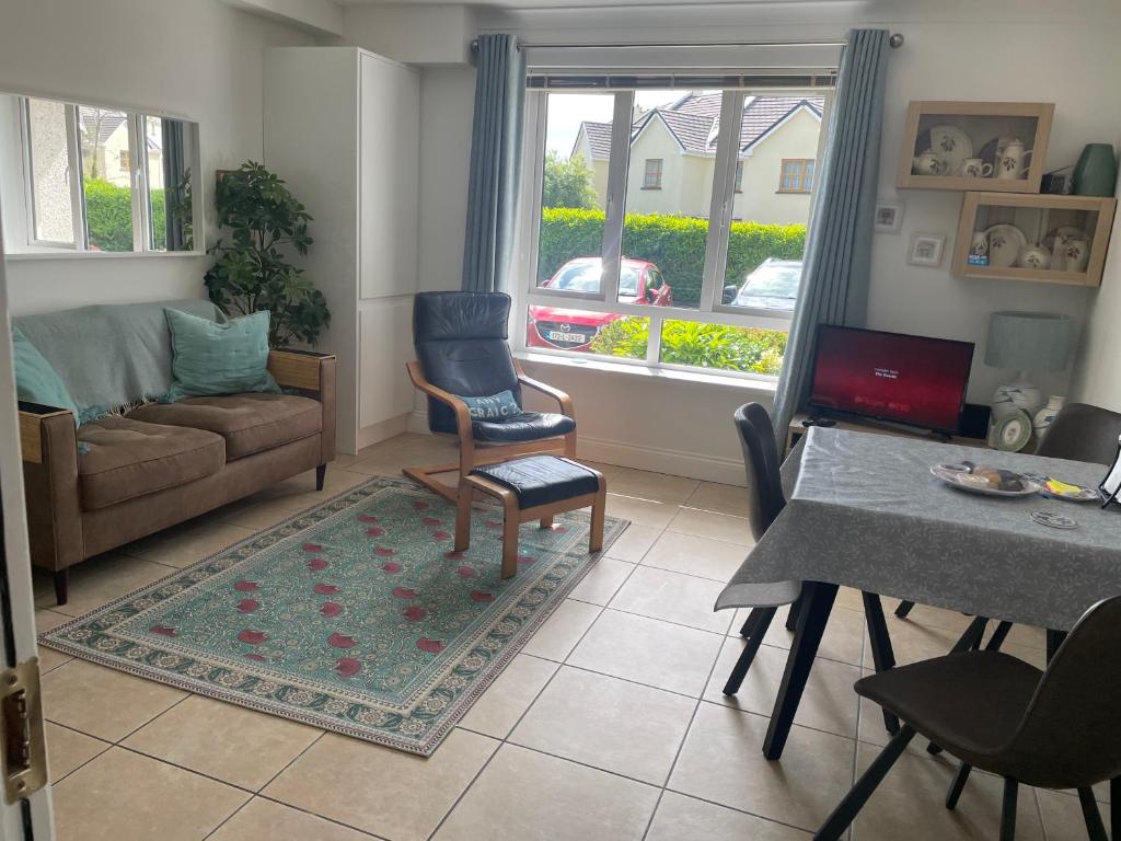 Posezení v ubytování Oranmore Apartment on the Wild Atlantic Way