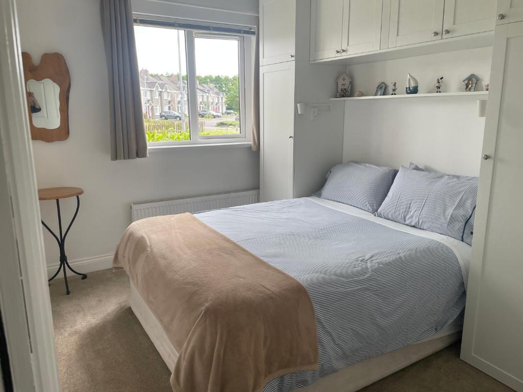 Postel nebo postele na pokoji v ubytování Oranmore Apartment on the Wild Atlantic Way