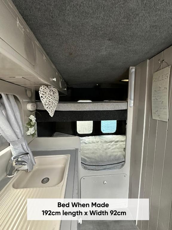Postel nebo postele na pokoji v ubytování RETRO CAMPER HIRE Discover Ireland