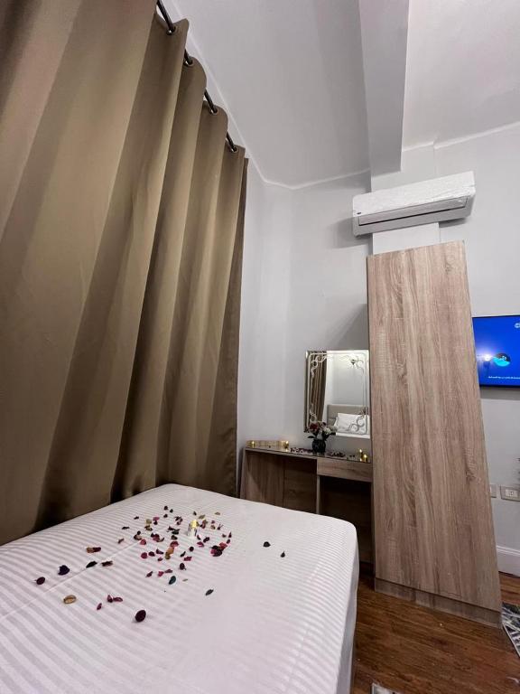 Postel nebo postele na pokoji v ubytování Downtown view studios