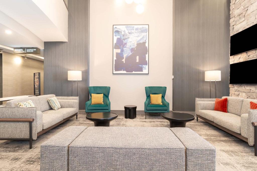 Posezení v ubytování Sandman Signature Toronto Airport Hotel