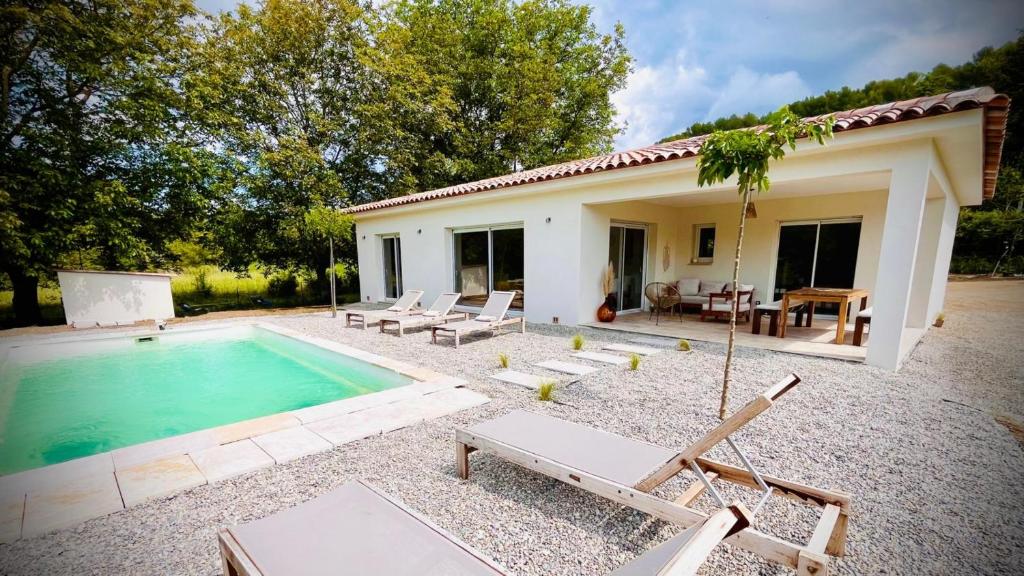 une villa avec piscine et une maison dans l'établissement Villa Lou Pénéquet Salernes, à Salernes
