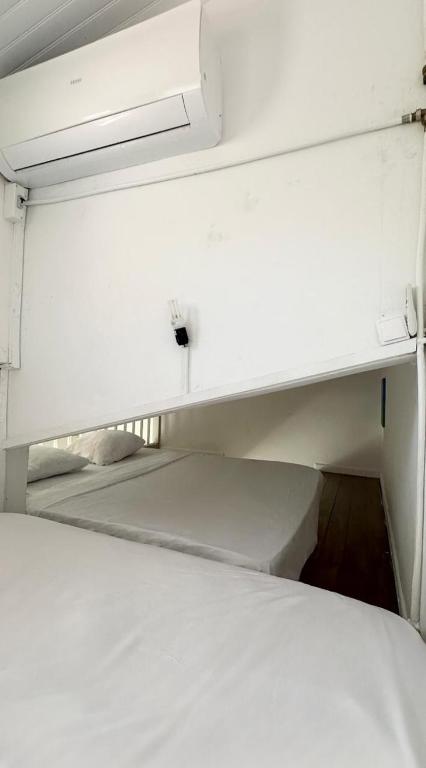 Postel nebo postele na pokoji v ubytování bungalow pied dans l'eau-Tartane