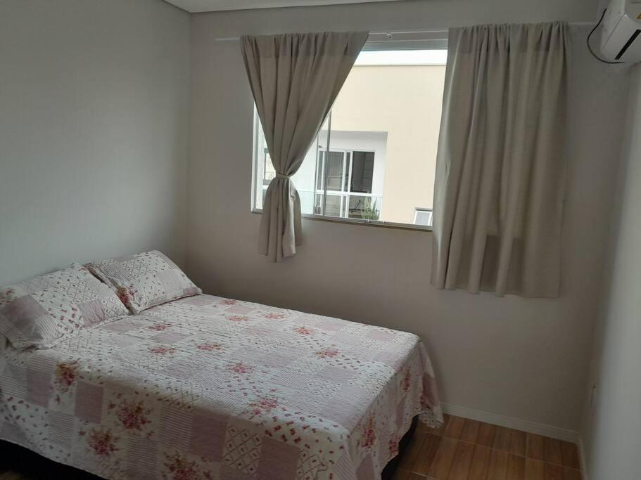 Postel nebo postele na pokoji v ubytování Apartamento 1 quarto próximo ao Aeroporto, e Orla de Camburi