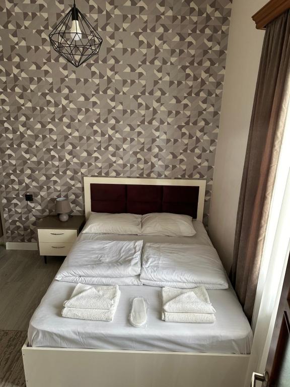 um quarto com uma cama com duas toalhas em Modern cozy apart hotel em Yerevan