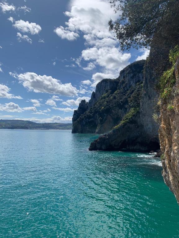 widok na zbiornik wodny obok klifu w obiekcie Pension Angelines, Sneuu Hostel Santander w mieście Santander