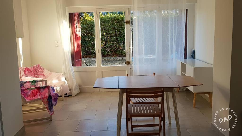 une cuisine avec une table et des chaises et une fenêtre dans l'établissement Studio a 50 metres de la plage, à La Ciotat