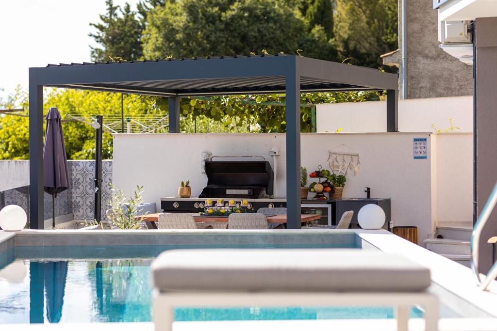 Basen w obiekcie Villa Aurea Apartments Malinska de luxe lub w pobliżu