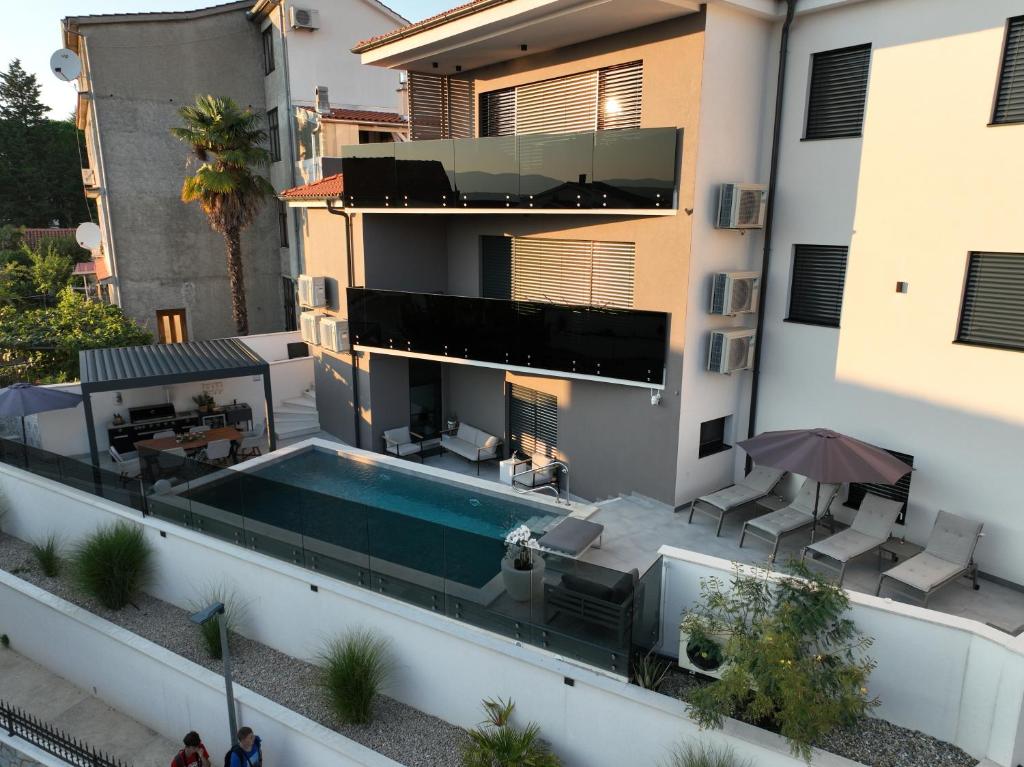 Basen w obiekcie Villa Aurea Apartments Malinska de luxe lub w pobliżu