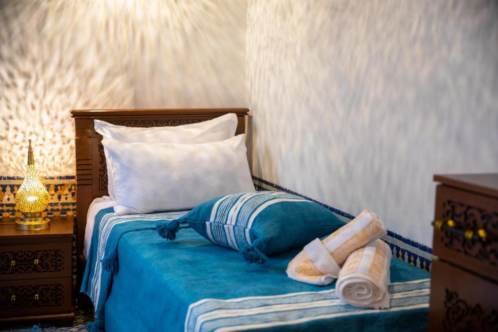 Postel nebo postele na pokoji v ubytování Riad Taj Fes
