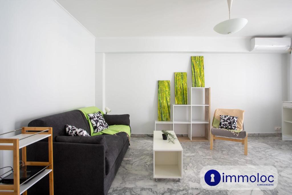 un salon avec un canapé et une table dans l'établissement Studio Air-conditioned district of the Musicians, à Nice