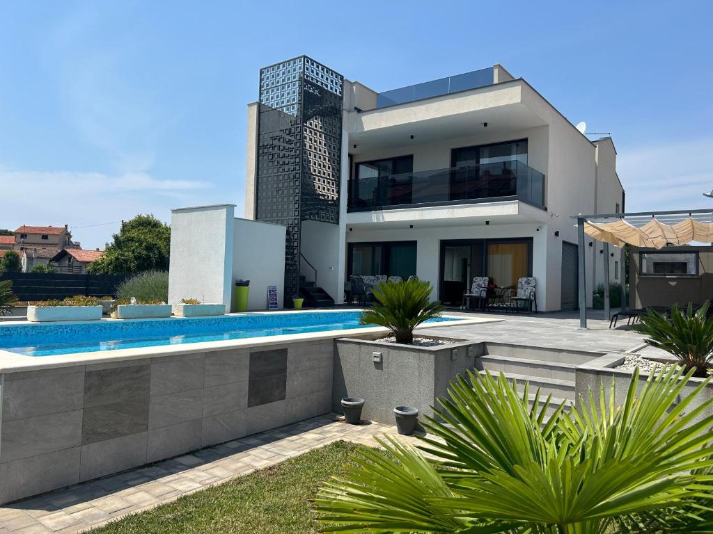 dom z basenem przed nim w obiekcie Villa Korina , Pomer w mieście Pomer