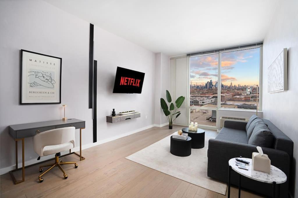 TV a/nebo společenská místnost v ubytování Empire State View - Luxury Apt with Pool - Shuttle to NYC