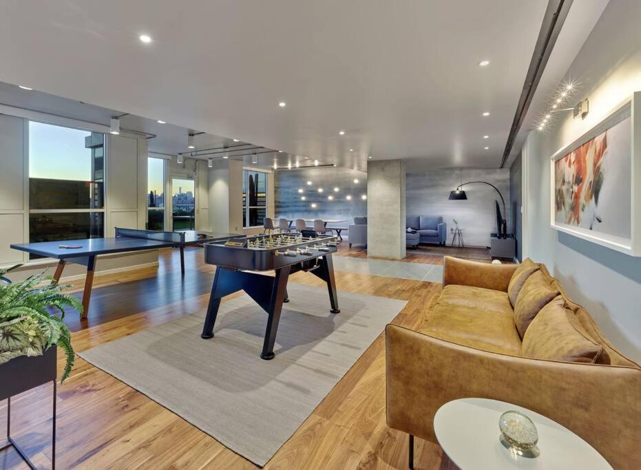 Posezení v ubytování Empire State View - Luxury Apt with Pool - Shuttle to NYC