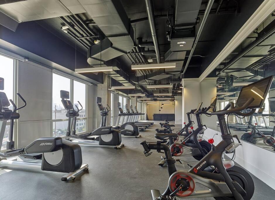 Fitness centrum a/nebo fitness zařízení v ubytování Empire State View - Luxury Apt with Pool - Shuttle to NYC