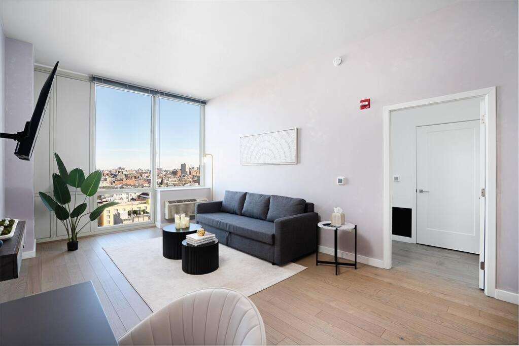 Posezení v ubytování Empire State View - Luxury Apt with Pool - Shuttle to NYC