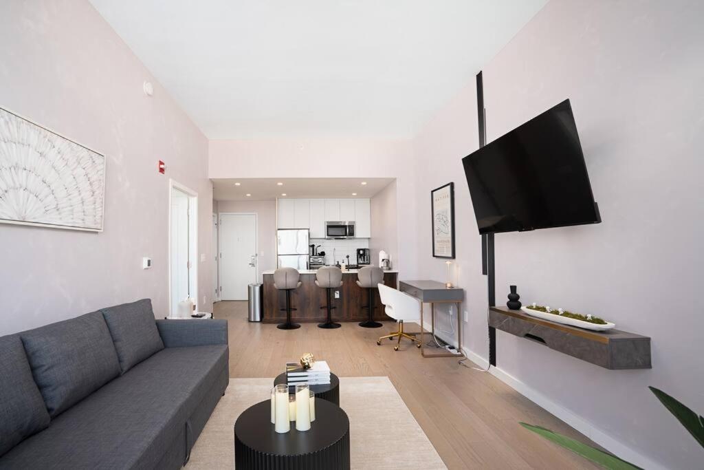 TV a/nebo společenská místnost v ubytování Empire State View - Luxury Apt with Pool - Shuttle to NYC