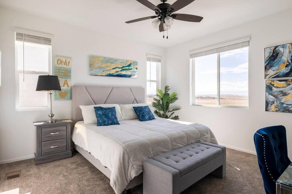 Ένα ή περισσότερα κρεβάτια σε δωμάτιο στο Home away from Home near Denver International Airport