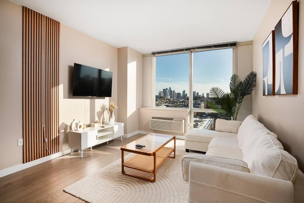 TV a/nebo společenská místnost v ubytování Freedom Tower View -Amenity Packed with Pool -minutes to NYC