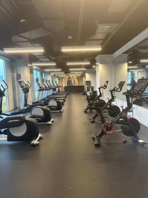 Fitness centrum a/nebo fitness zařízení v ubytování Freedom Tower View -Amenity Packed with Pool -minutes to NYC
