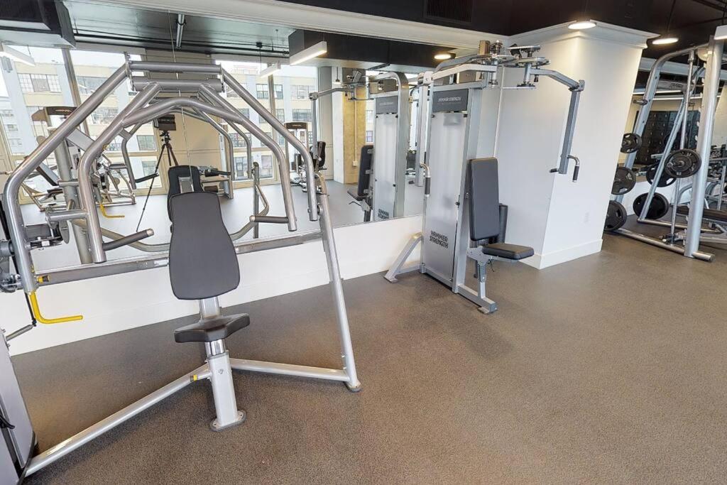 Fitness centrum a/nebo fitness zařízení v ubytování Freedom Tower View -Amenity Packed with Pool -minutes to NYC