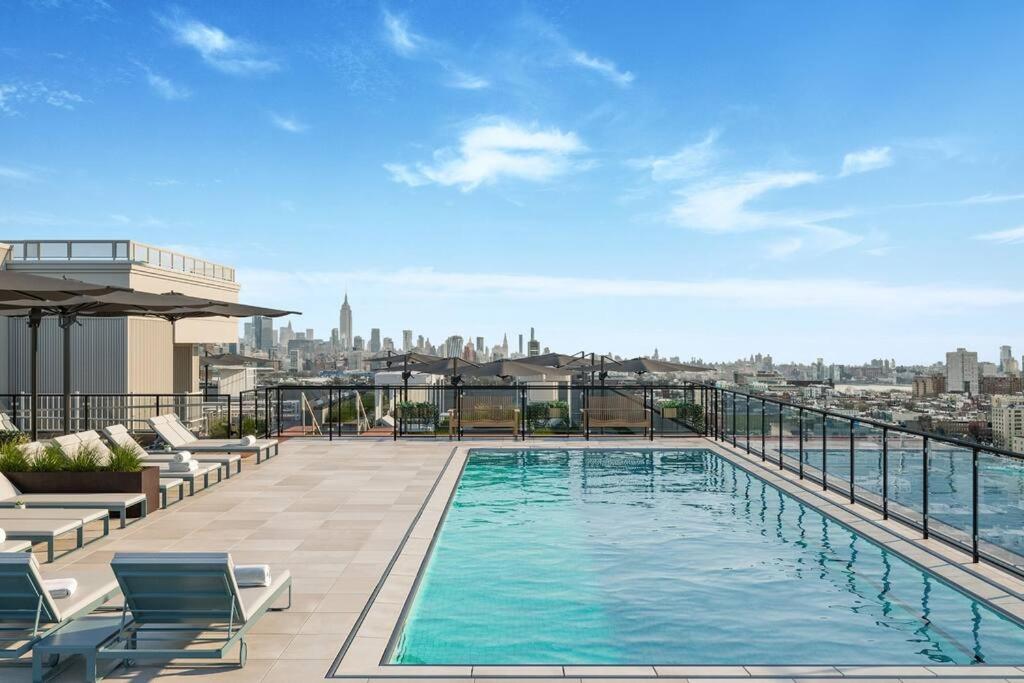 Bazén v ubytování Freedom Tower View -Amenity Packed with Pool -minutes to NYC nebo v jeho okolí