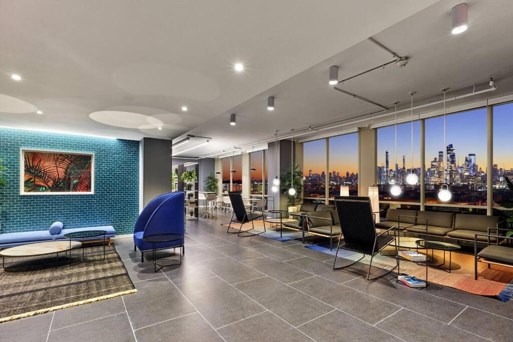 TV a/nebo společenská místnost v ubytování Freedom Tower View -Amenity Packed with Pool -minutes to NYC