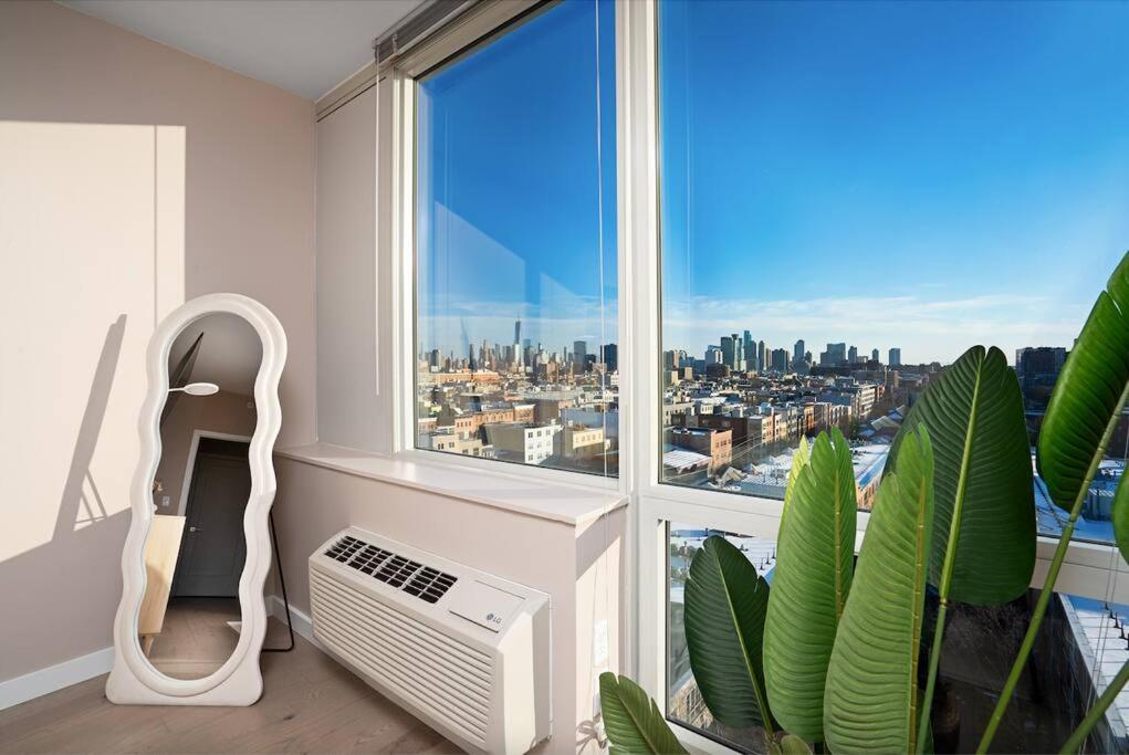 Fotografie z fotogalerie ubytování Freedom Tower View -Amenity Packed with Pool -minutes to NYC v destinaci Hoboken