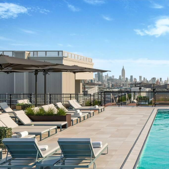 Bazén v ubytování Freedom Tower View -Amenity Packed with Pool -minutes to NYC nebo v jeho okolí