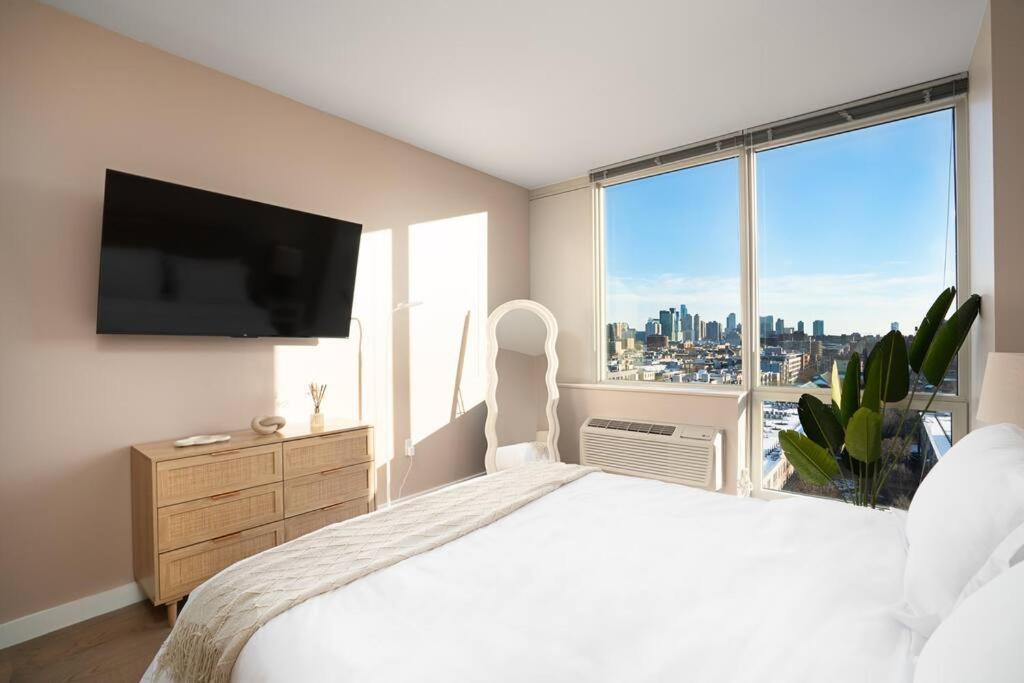 Postel nebo postele na pokoji v ubytování Freedom Tower View -Amenity Packed with Pool -minutes to NYC