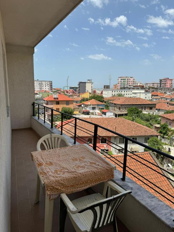 Rõdu või terrass majutusasutuses Shkodra Apartments