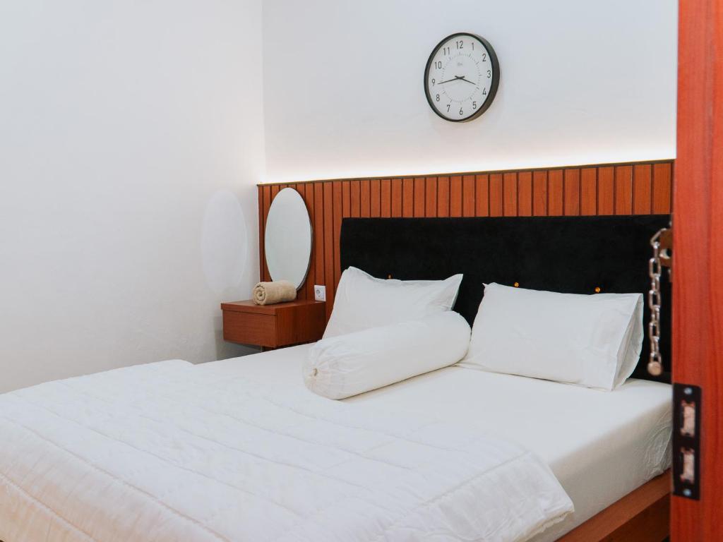 Ένα ή περισσότερα κρεβάτια σε δωμάτιο στο Nginapdipadang, Parkit House, Near Universitas Negeri Padang, 10Mins Padang Beach