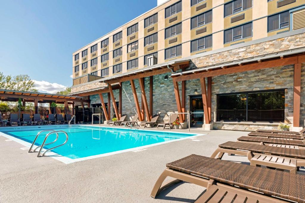 Bazén v ubytování Best Western Plus Barclay Hotel nebo v jeho okolí