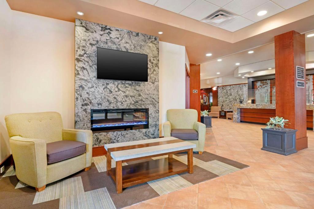 TV a/nebo společenská místnost v ubytování Best Western Plus Barclay Hotel