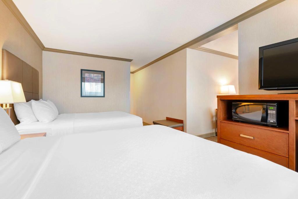Postel nebo postele na pokoji v ubytování Best Western Plus Barclay Hotel