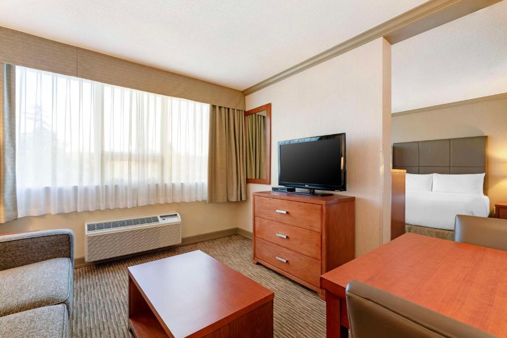 TV a/nebo společenská místnost v ubytování Best Western Plus Barclay Hotel