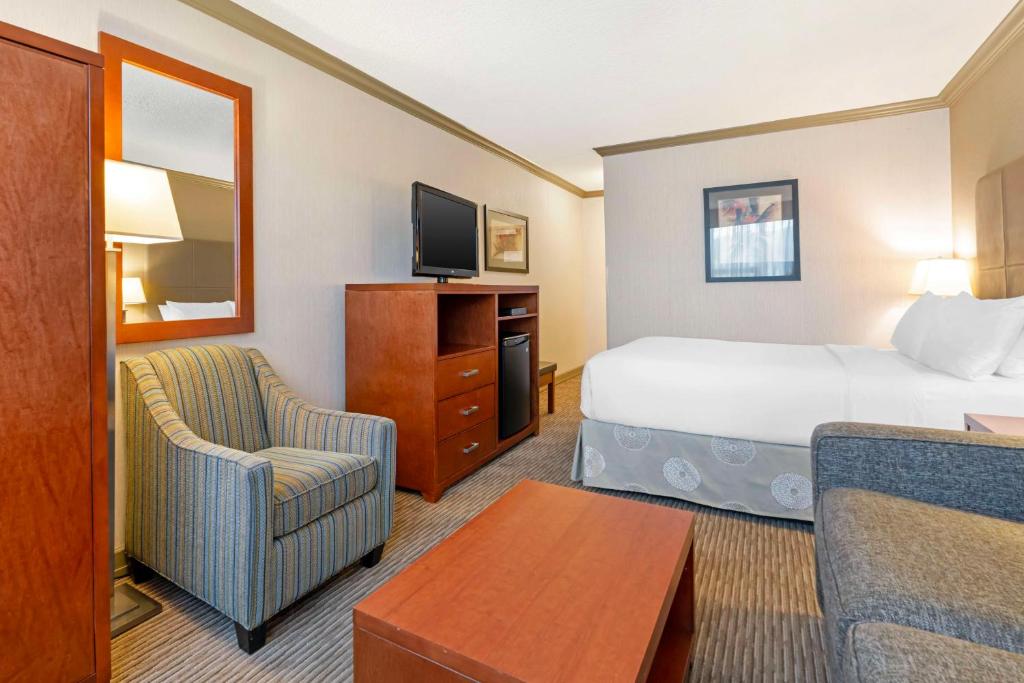 TV a/nebo společenská místnost v ubytování Best Western Plus Barclay Hotel
