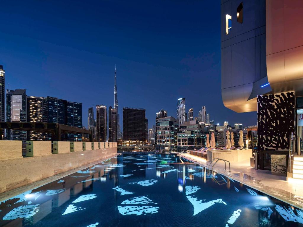 Bazén v ubytování Hyde Hotel Dubai nebo v jeho okolí