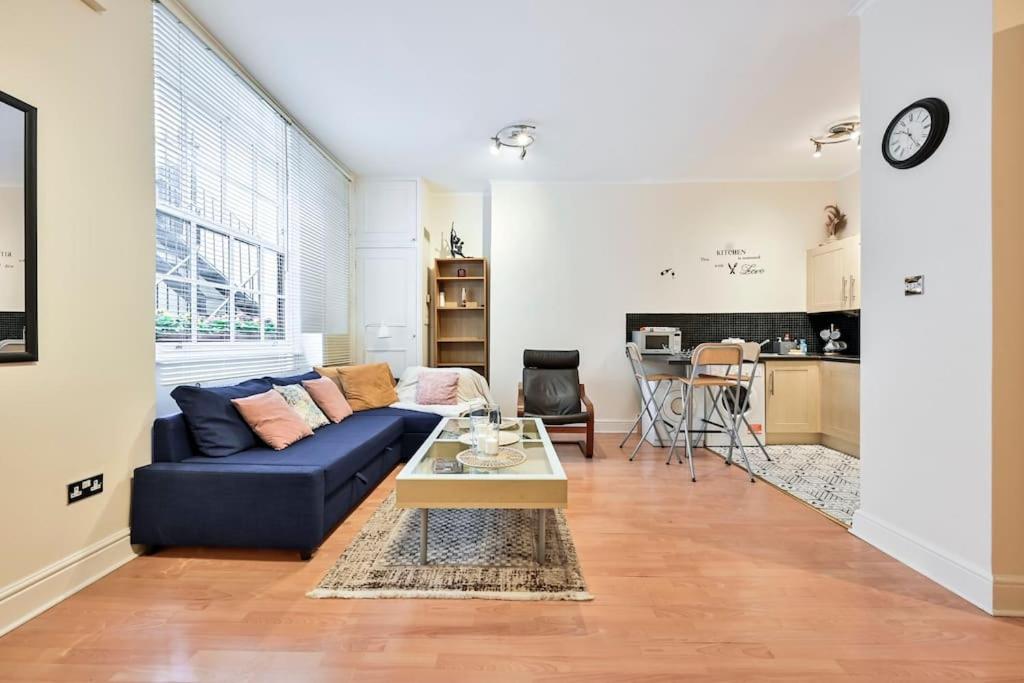The Perfect Queensway Studio Apartment - One-Bedroom Apartment
