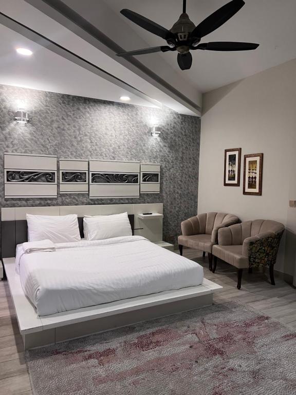 The Luxus Lodge tesisinde bir odada yatak veya yataklar